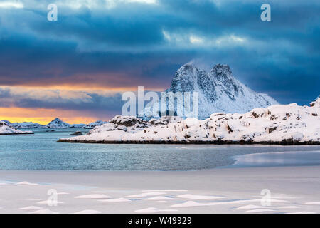 Paesaggio invernale isola di Vestvågøy vicino a Stamsund, Nordland, Norvegia, Europa, Nordland, Norvegia, Europa Foto Stock