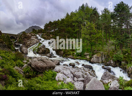 Panorama della cascata sulla Afon Ogwen sotto Llyn Ogwen Foto Stock