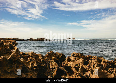 Interessanti rocce erose sulla costa a Essaouira Foto Stock