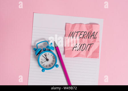La scrittura della nota mostra di audit interno. Il concetto di business per valuta l'efficacia dei controlli e processi a strisce del foglio di carta nota matita vi Foto Stock