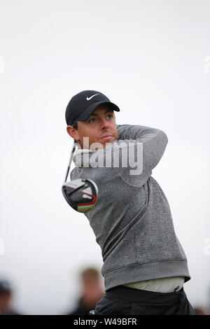 In Irlanda del Nord la Rory McIlroy sull'undicesimo foro durante il secondo round della 148th British Open Championship al Royal Portrush Golf Club nella contea di Antrim, Irlanda del Nord, il 19 luglio 2019. Credito: Koji Aoki AFLO/sport/Alamy Live News Foto Stock