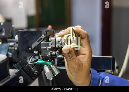 La classificazione chiarezza sui diamanti, microscopio e la lente di ingrandimento, la donna africana lavorando Foto Stock