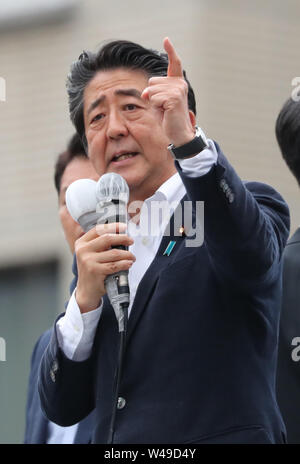 Ichikawa, Giappone. Il 20 luglio, 2019. Primo Ministro giapponese e leader della sentenza Partito liberale democratico (LDP) Shinzo Abe offre un discorso di campagna per il suo partito candidato Yoshiro Toyoda per il Luglio 21 Upper House elezione in Ichikawa, suburbana Tokyo il sabato 20 luglio, 2019. Credito: Yoshio Tsunoda/AFLO/Alamy Live News Foto Stock