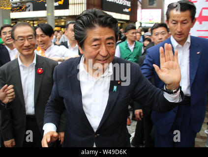 Ichikawa, Giappone. Il 20 luglio, 2019. Primo Ministro giapponese e leader della sentenza Partito liberale democratico (LDP) Shinzo Abe reagisce ai suoi sostenitori dopo che ha pronunciato un discorso di campagna per il suo partito candidato Yoshiro Toyoda per il Luglio 21 Upper House elezione in Ichikawa, suburbana Tokyo il sabato 20 luglio, 2019. Credito: Yoshio Tsunoda/AFLO/Alamy Live News Foto Stock