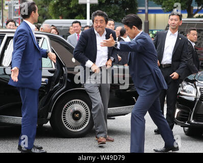 Ichikawa, Giappone. Il 20 luglio, 2019. Primo Ministro giapponese e leader della sentenza Partito liberale democratico (LDP) Shinzo Abe arriva in corrispondenza della stazione di Ichikawa come egli offre un discorso di campagna per il suo partito candidato Yoshiro Toyoda per il Luglio 21 Upper House elezione in Ichikawa, suburbana Tokyo il sabato 20 luglio, 2019. Credito: Yoshio Tsunoda/AFLO/Alamy Live News Foto Stock