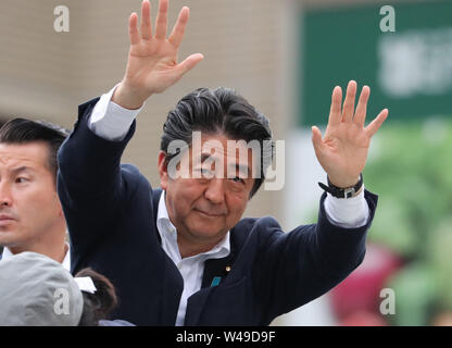 Ichikawa, Giappone. Il 20 luglio, 2019. Primo Ministro giapponese e leader della sentenza Partito liberale democratico (LDP) Shinzo Abe reagisce ai suoi sostenitori come egli offre un discorso di campagna per il suo partito candidato Yoshiro Toyoda per il Luglio 21 Upper House elezione in Ichikawa, suburbana Tokyo il sabato 20 luglio, 2019. Credito: Yoshio Tsunoda/AFLO/Alamy Live News Foto Stock