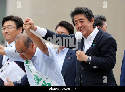 Ichikawa, Giappone. Il 20 luglio, 2019. Primo Ministro giapponese e leader della sentenza Partito liberale democratico (LDP) Shinzo Abe alza la mano del suo candidato del partito Yoshiro Toyoda per il Luglio 21 Upper House elezione in Ichikawa, suburbana Tokyo il sabato 20 luglio, 2019. Credito: Yoshio Tsunoda/AFLO/Alamy Live News Foto Stock