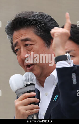 Ichikawa, Giappone. Il 20 luglio, 2019. Primo Ministro giapponese e leader della sentenza Partito liberale democratico (LDP) Shinzo Abe offre un discorso di campagna per il suo partito candidato Yoshiro Toyoda per il Luglio 21 Upper House elezione in Ichikawa, suburbana Tokyo il sabato 20 luglio, 2019. Credito: Yoshio Tsunoda/AFLO/Alamy Live News Foto Stock