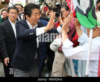 Ichikawa, Giappone. Il 20 luglio, 2019. Primo Ministro giapponese e leader della sentenza Partito liberale democratico (LDP) Shinzo Abe scuote le mani con i suoi sostenitori dopo che ha pronunciato un discorso di campagna per il suo partito candidato Yoshiro Toyoda per il Luglio 21 Upper House elezione in Ichikawa, suburbana Tokyo il sabato 20 luglio, 2019. Credito: Yoshio Tsunoda/AFLO/Alamy Live News Foto Stock