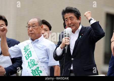 Ichikawa, Giappone. Il 20 luglio, 2019. Primo Ministro giapponese e leader della sentenza Partito liberale democratico (LDP) Shinzo Abe e il suo partito candidato Yoshiro Toyoda sollevare i loro pugni in aria per il Luglio 21 Upper House elezione in Ichikawa, suburbana Tokyo il sabato 20 luglio, 2019. Credito: Yoshio Tsunoda/AFLO/Alamy Live News Foto Stock