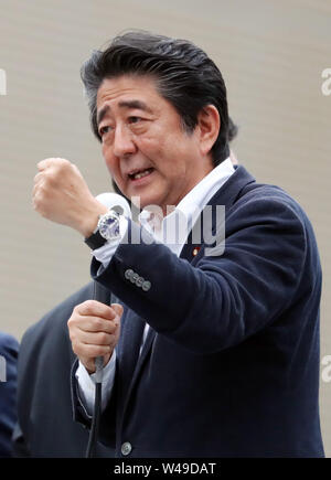 Ichikawa, Giappone. Il 20 luglio, 2019. Primo Ministro giapponese e leader della sentenza Partito liberale democratico (LDP) Shinzo Abe offre un discorso di campagna per il suo partito candidato Yoshiro Toyoda per il Luglio 21 Upper House elezione in Ichikawa, suburbana Tokyo il sabato 20 luglio, 2019. Credito: Yoshio Tsunoda/AFLO/Alamy Live News Foto Stock