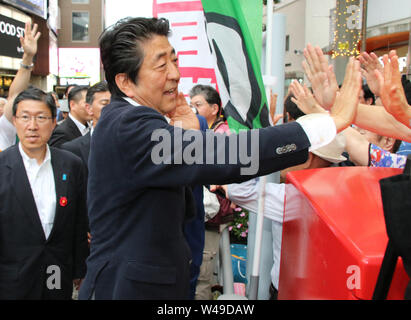 Ichikawa, Giappone. Il 20 luglio, 2019. Primo Ministro giapponese e leader della sentenza Partito liberale democratico (LDP) Shinzo Abe stringe la mano con il suo suporters dopo che ha pronunciato un discorso di campagna per il suo partito candidato Yoshiro Toyoda per il Luglio 21 Upper House elezione in Ichikawa, suburbana Tokyo il sabato 20 luglio, 2019. Credito: Yoshio Tsunoda/AFLO/Alamy Live News Foto Stock