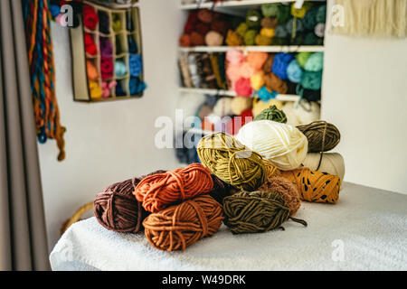 Pila di coloratissime palle di lana per la tessitura Foto Stock