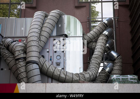 Tubi di un impianto di climatizzazione a Staatenhaus nel quartiere Deutz di Colonia, Germania. Schlaeuche einer Klimaanlage am Staatenhaus in Deutz, Foto Stock