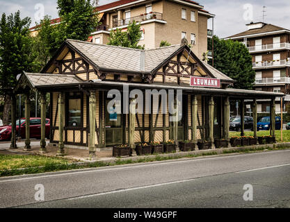 Italia Piemonte Torino - Collegno lavoratore Villaggio Leumann ( Villaggio Operaio Leumann - piccola stazione Foto Stock