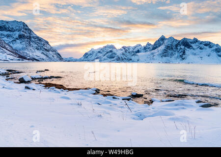 Vareidsundet, Vareid, Flakstadøya, Lofoten, Nordland, Norvegia, Europa Foto Stock