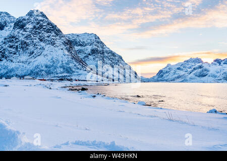 Vareidsundet, Vareid, Flakstadøya, Lofoten, Nordland, Norvegia, Europa Foto Stock
