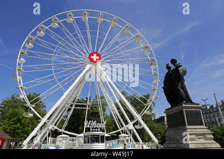 Ginevra, Svizzera - 24 June, 2019: grande ruota panoramica Ferris è collocato nel Giardino Inglese per tutta la durata dei grandi festival di Ginevra Foto Stock