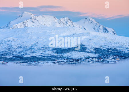 Costa Vestvågøya visto da Skreda rasteplass, Lofoten, Nordland, Norvegia, Europa Foto Stock