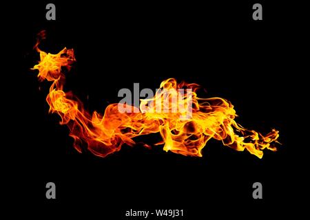 Fiamma ardente isolata su uno sfondo nero. Incendio in rosso, arancione e giallo. Orientamento orizzontale dell'immagine. Foto Stock
