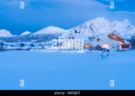 Paesaggio invernale su Buksnesfjorden vicino a Leknes, Lofoten, Nordland, Norvegia, Europa Foto Stock