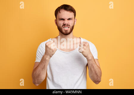 Giovani arrabbiati crudele uomo frustrato clenches pugni e grida.emotional man è di andare a combattere con qualcuno, bad emozione, reazione sul problema. frustratio Foto Stock