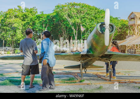 I turisti watch replica giapponese di aerei da combattimento durante la II Guerra mondiale alla Guerra Mondiale ll progetto ponte nei pressi del ponte sul fiume Kwai in Kanchanaburi T Foto Stock