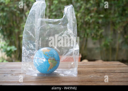 Globo in plastica di polietilene sacchetto monouso. Foto Stock