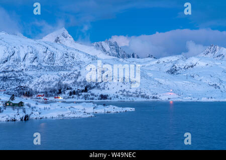 Guardando oltre Sundstraumen, Moskenesøya, Lofoten, Nordland, Norvegia, Europa Foto Stock