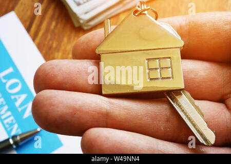 Mano è in possesso della chiave di proprietà e di mutuo accordo. Foto Stock