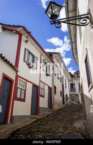 Il Brasile tipico stretto vicoletto a Ouro Preto Villaggio del Patrimonio Mondiale Unesco Foto Stock