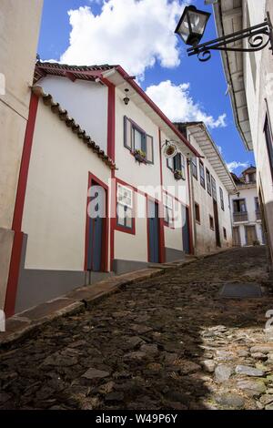 Il Brasile tipico stretto vicoletto a Ouro Preto village Unesco World Heritage Site vicolo, Foto Stock