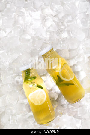 Estate Fresca limonata con le fette di limone e menta in vetro Foto Stock