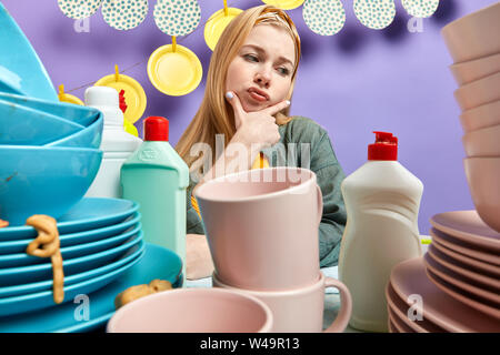 Giovani housemade con espressione frustrato cercando in disparte, ha sottolineato triste studentessa non fa domestiche Foto Stock