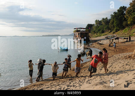 Laos: Fisher uomini e bambini visto presso il fiume Mekong crociera tra Champasak e Pakse City Foto Stock