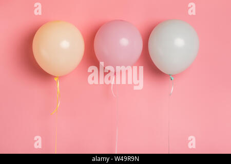 Tre parti di palloncini con uno spazio vuoto per la pubblicità in rosa Foto Stock