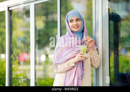 Giovani donne musulmane hijab avente una bibita rinfrescante all'aperto Foto Stock