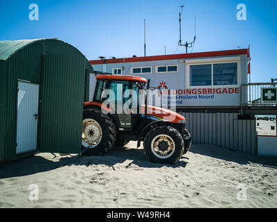 Egmond aan Zee, Paesi Bassi - 21 Luglio 2019: un trattore della guardia costiera olandese sulla spiaggia di fronte alla stazione di guardia costiera Foto Stock