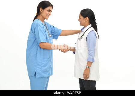 Dottori donne che scuotono le mani Foto Stock