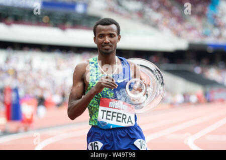 Londra, Inghilterra xxi luglio Samuel Tefera vince il Emsley Carr Mile davanti a Filip Ingebrigtsen al Muller anniversario giochi presso la London Stadium, Stratford domenica 21 luglio 2019. Foto Stock