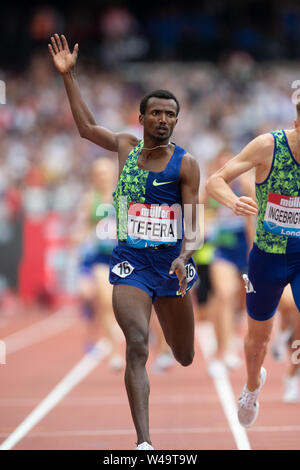 Londra, Inghilterra xxi luglio Samuel Tefera vince il Emsley Carr Mile davanti a Filip Ingebrigtsen al Muller anniversario giochi presso la London Stadium, Stratford domenica 21 luglio 2019. Foto Stock