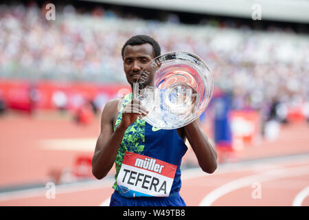 Londra, Inghilterra xxi luglio Samuel Tefera vince il Emsley Carr Mile davanti a Filip Ingebrigtsen al Muller anniversario giochi presso la London Stadium, Stratford domenica 21 luglio 2019. Foto Stock