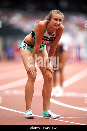 Gran Bretagna Hannah Segrave dopo la donna 800m durante il giorno due di la IAAF London Diamond League si incontrano a Londra Stadium. Foto Stock