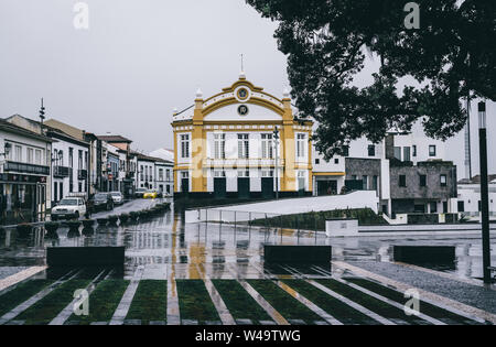 RIBEIRA GRANDE, Azzorre, Portogallo - Luglio 29, 2019: giardino comunale e performing arts theatre nel centro di Ribeira Grande città, che si trova su Sao Foto Stock