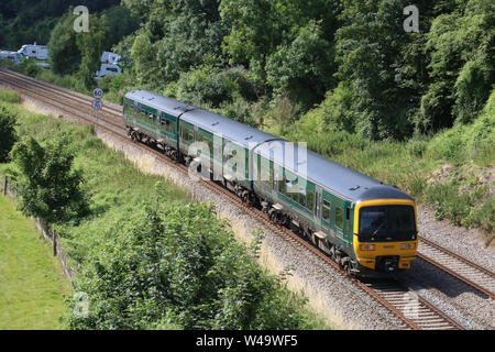 Classe 166 turbo express treno dmu in livrea GWR in campagna vicino Limpley Stoke nella Valle di Avon con express treno passeggeri il 15 luglio 2019. Foto Stock