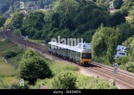 Classe 166 turbo express treno dmu in livrea GWR in campagna vicino Limpley Stoke nella Valle di Avon con express treno passeggeri il 15 luglio 2019. Foto Stock