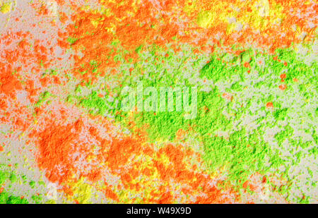 Esplosione colorata per Felice Holi festival di polvere su bianco Foto Stock