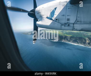 Ponta Delgada Azzorre - Luglio 13, 2019: isola di Faial visto da SATA Air Acores piano passeggero sul modo di Horta Aeroporto. Foto Stock