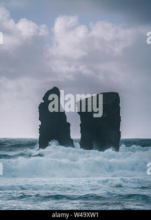 Fotografia aerea di wild formazioni rocciose in mezzo al aperto oceano atlantico accanto a Mosteiros, in Sao Miguel island, Azzorre, Portogallo Foto Stock