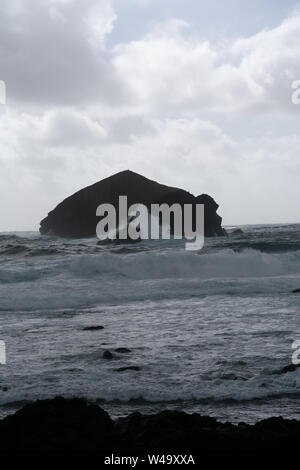 Fotografia aerea di wild formazioni rocciose in mezzo al aperto oceano atlantico accanto a Mosteiros, in Sao Miguel island, Azzorre, Portogallo Foto Stock